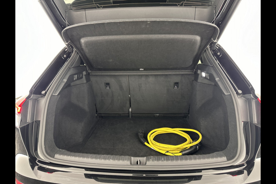 Audi Q4 e-tron 40 S edition 77 kWh S-Line-Sportpack [ 3-Fase ] (INCL-BTW) *HEAT-PUMP | LEATHER-FABRIC | MATRIX-LED | ADAPTIVE-CRUISE | AMBIENT-LIGHT | DIGI-COCKPIT | AUDI-SOUND | DAB+ | KEYLESS | SHIFT-PADDLES | CAMERA | HEATED-SPORTSEATS | 20''ALU*