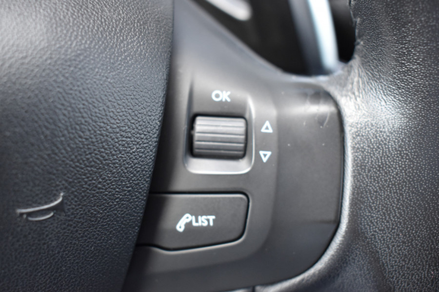 Peugeot 2008 1.2 PureTech Active Automaat / Clima / Trekhaak / Parkeersensoren / Cruise control / 16" LM