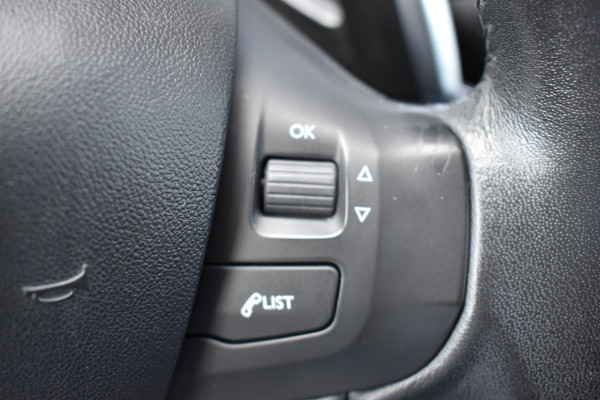 Peugeot 2008 1.2 PureTech Active Automaat / Clima / Trekhaak / Parkeersensoren / Cruise control / 16" LM