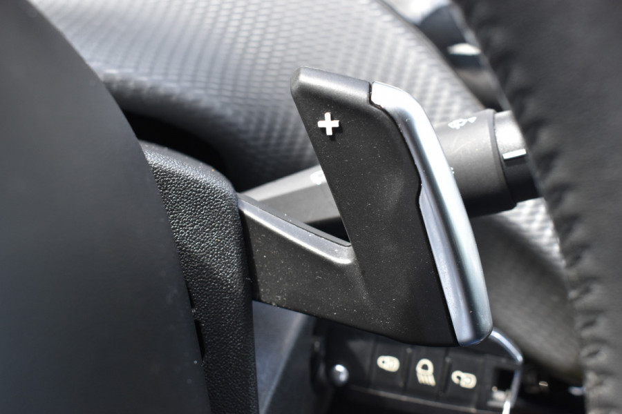 Peugeot 2008 1.2 PureTech Active Automaat / Clima / Trekhaak / Parkeersensoren / Cruise control / 16" LM