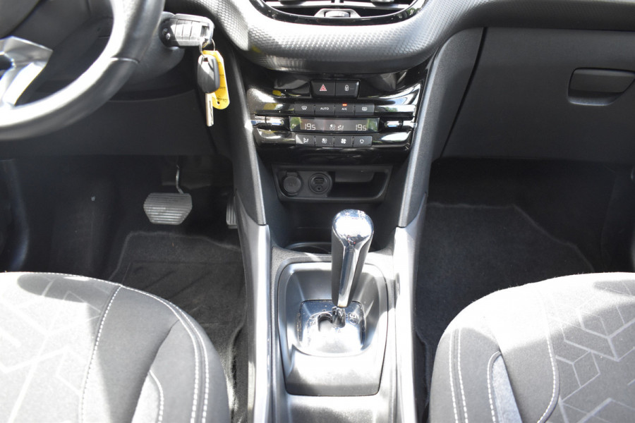Peugeot 2008 1.2 PureTech Active Automaat / Clima / Trekhaak / Parkeersensoren / Cruise control / 16" LM