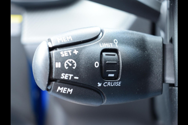 Peugeot 208 Hybrid 100 e-DCS6 GT PANORAMADAK | NAVI & CARPLAY | ACHTERUITRIJCAMERA MET SENSOREN | E.C.C. |