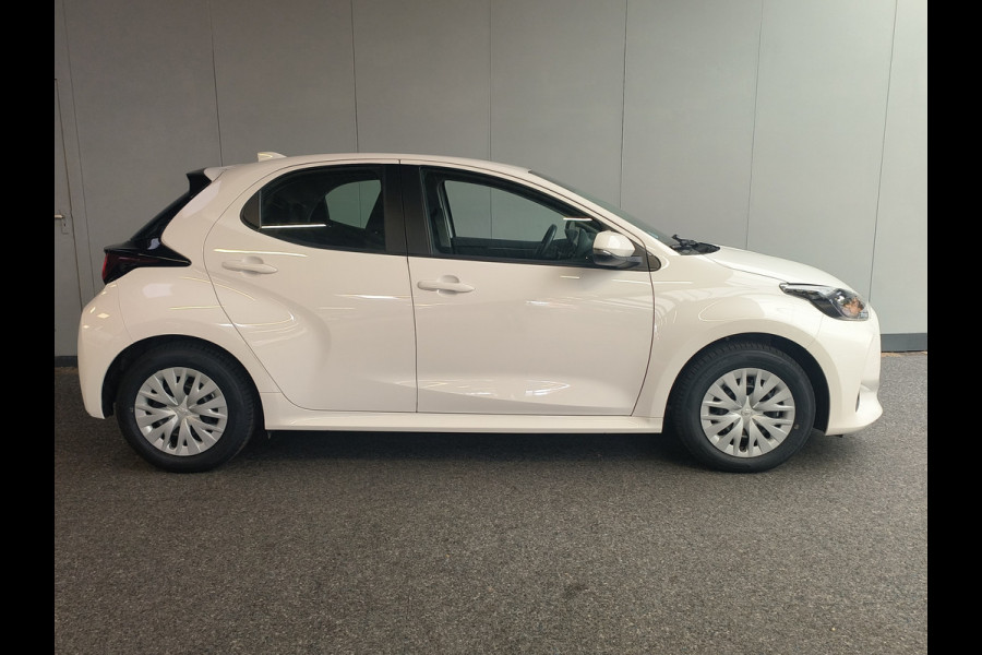 Toyota Yaris 1.5 Hybrid Active uit 2022 Rijklaar + 12 maanden Bovag-garantie Henk Jongen Auto's in Helmond,  al 50 jaar service zoals 't hoort!