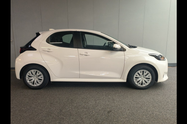 Toyota Yaris 1.5 Hybrid Active uit 2022 Rijklaar + 12 maanden Bovag-garantie Henk Jongen Auto's in Helmond,  al 50 jaar service zoals 't hoort!