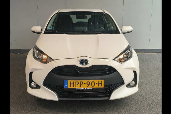 Toyota Yaris 1.5 Hybrid Active uit 2022 Rijklaar + 12 maanden Bovag-garantie Henk Jongen Auto's in Helmond,  al 50 jaar service zoals 't hoort!