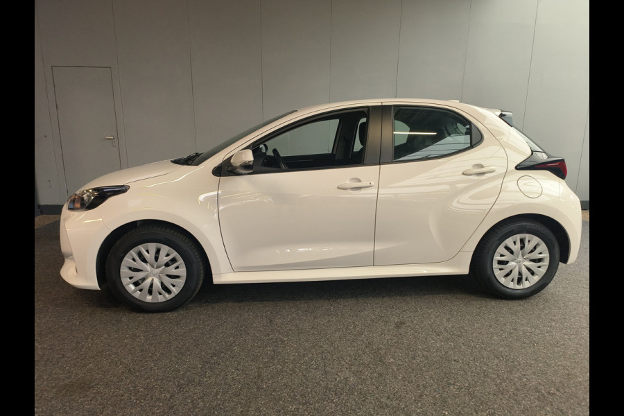 Toyota Yaris 1.5 Hybrid Active uit 2022 Rijklaar + 12 maanden Bovag-garantie Henk Jongen Auto's in Helmond,  al 50 jaar service zoals 't hoort!