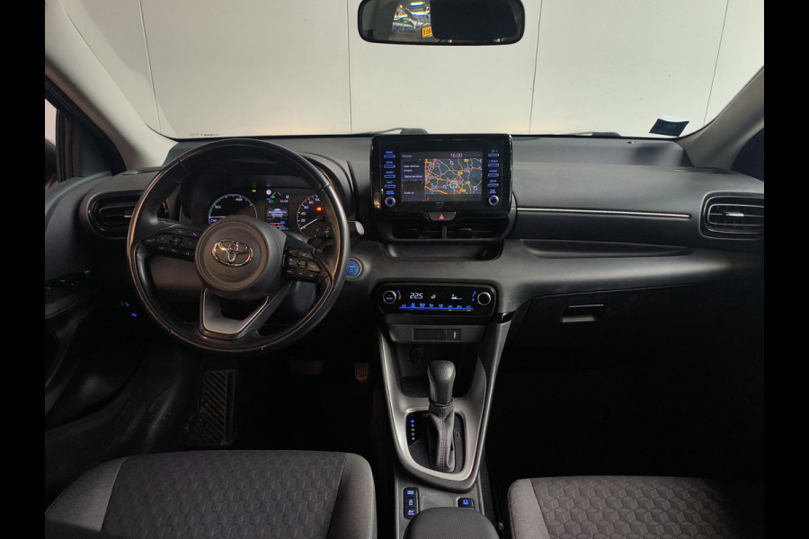 Toyota Yaris 1.5 Hybrid Active uit 2022 Rijklaar + 12 maanden Bovag-garantie Henk Jongen Auto's in Helmond,  al 50 jaar service zoals 't hoort!