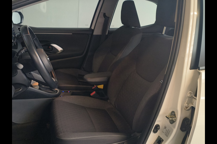 Toyota Yaris 1.5 Hybrid Active uit 2022 Rijklaar + 12 maanden Bovag-garantie Henk Jongen Auto's in Helmond,  al 50 jaar service zoals 't hoort!