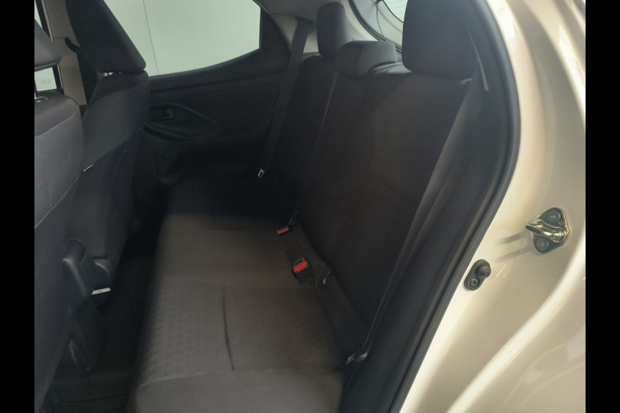 Toyota Yaris 1.5 Hybrid Active uit 2022 Rijklaar + 12 maanden Bovag-garantie Henk Jongen Auto's in Helmond,  al 50 jaar service zoals 't hoort!