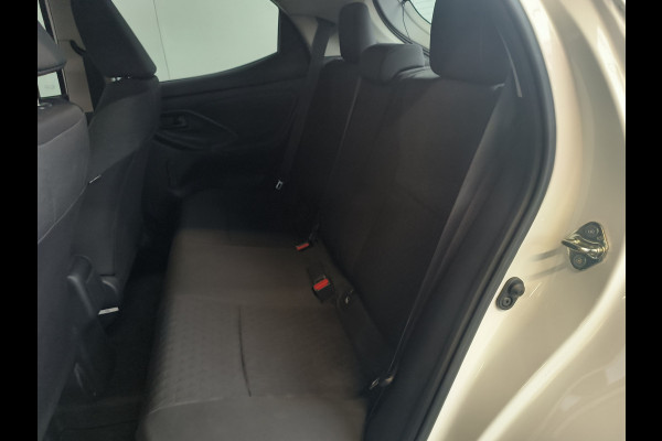 Toyota Yaris 1.5 Hybrid Active uit 2022 Rijklaar + 12 maanden Bovag-garantie Henk Jongen Auto's in Helmond,  al 50 jaar service zoals 't hoort!
