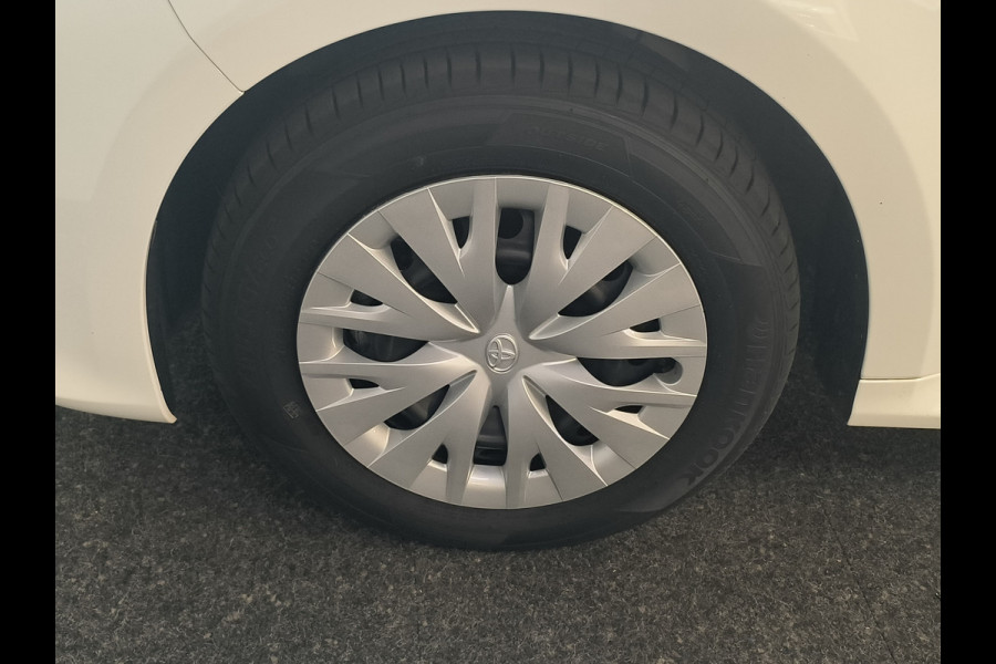 Toyota Yaris 1.5 Hybrid Active uit 2022 Rijklaar + 12 maanden Bovag-garantie Henk Jongen Auto's in Helmond,  al 50 jaar service zoals 't hoort!