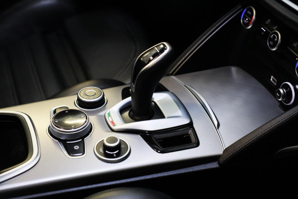 Alfa Romeo Stelvio 2.0 T AWD 6C Villa d'Este / Acc / Lane Assist / HK / Dode Hoek / Camera / Open Panoramadak / Led / Pdc / 20 Inc