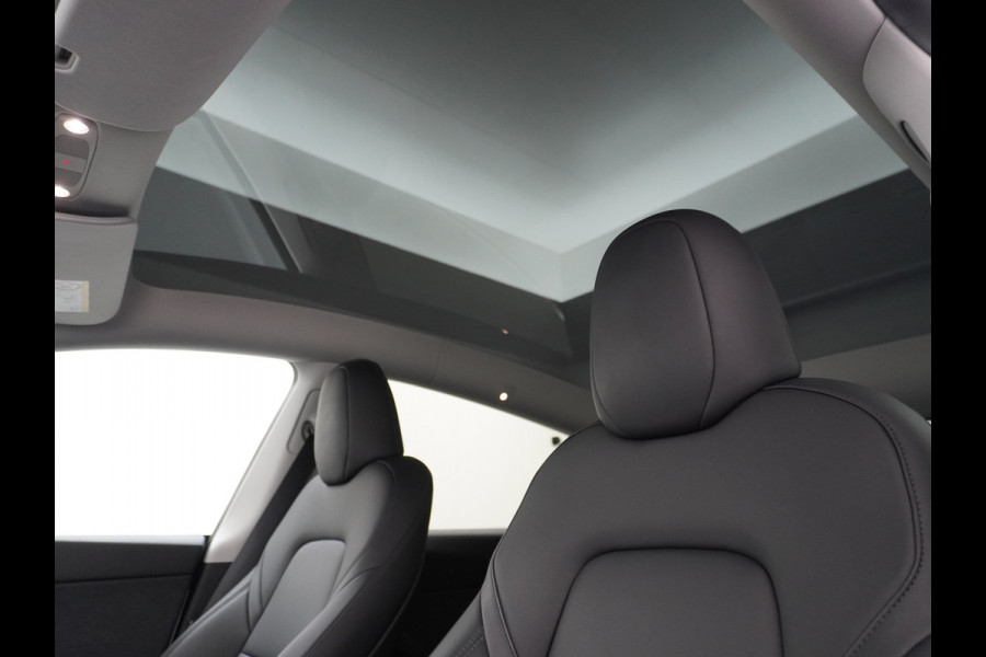 Tesla Model Y RWD 58kWh Lmv 19" Warmtepomp LFP-Accu Autopilot FSD-Computer 3 Leder Panoramadak Elektr.Stuur+Stoel+Verwarmd Navi Ecc Premium Au Camera's Elektr.AchterKlep Parkeer Assistent 2xContactloos-laden Sentry-Mode PrivacyGlas Bluetooth Dodehoek detector Connected services AMD-Ryzen Processor 1.600kg trekvermogen Origineel Nederlandse Auto Fabrieksgarantie t/m 31-12-2026 Garantie op Accu en Motor tot 04-08-2031 max. 160.000km 1e particuliere eigenaar!