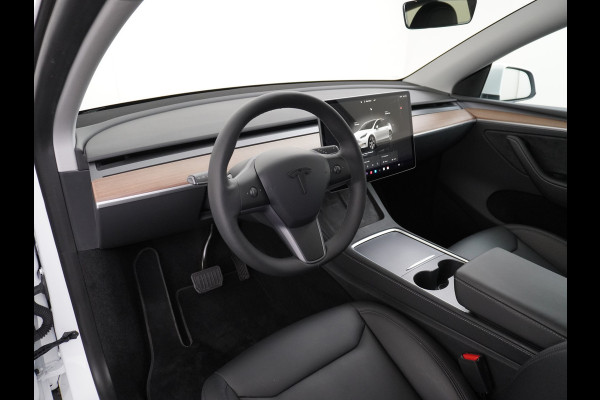 Tesla Model Y RWD 58kWh Lmv 19" Warmtepomp LFP-Accu Autopilot FSD-Computer 3 Leder Panoramadak Elektr.Stuur+Stoel+Verwarmd Navi Ecc Premium Au Camera's Elektr.AchterKlep Parkeer Assistent 2xContactloos-laden Sentry-Mode PrivacyGlas Bluetooth Dodehoek detector Connected services AMD-Ryzen Processor 1.600kg trekvermogen Origineel Nederlandse Auto Fabrieksgarantie t/m 31-12-2026 Garantie op Accu en Motor tot 04-08-2031 max. 160.000km 1e particuliere eigenaar!