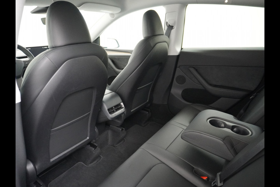 Tesla Model Y RWD 58kWh Lmv 19" Warmtepomp LFP-Accu Autopilot FSD-Computer 3 Leder Panoramadak Elektr.Stuur+Stoel+Verwarmd Navi Ecc Premium Au Camera's Elektr.AchterKlep Parkeer Assistent 2xContactloos-laden Sentry-Mode PrivacyGlas Bluetooth Dodehoek detector Connected services AMD-Ryzen Processor 1.600kg trekvermogen Origineel Nederlandse Auto Fabrieksgarantie t/m 31-12-2026 Garantie op Accu en Motor tot 04-08-2031 max. 160.000km 1e particuliere eigenaar!