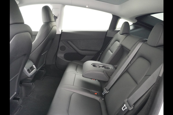 Tesla Model Y RWD 58kWh Lmv 19" Warmtepomp LFP-Accu Autopilot FSD-Computer 3 Leder Panoramadak Elektr.Stuur+Stoel+Verwarmd Navi Ecc Premium Au Camera's Elektr.AchterKlep Parkeer Assistent 2xContactloos-laden Sentry-Mode PrivacyGlas Bluetooth Dodehoek detector Connected services AMD-Ryzen Processor 1.600kg trekvermogen Origineel Nederlandse Auto Fabrieksgarantie t/m 31-12-2026 Garantie op Accu en Motor tot 04-08-2031 max. 160.000km 1e particuliere eigenaar!