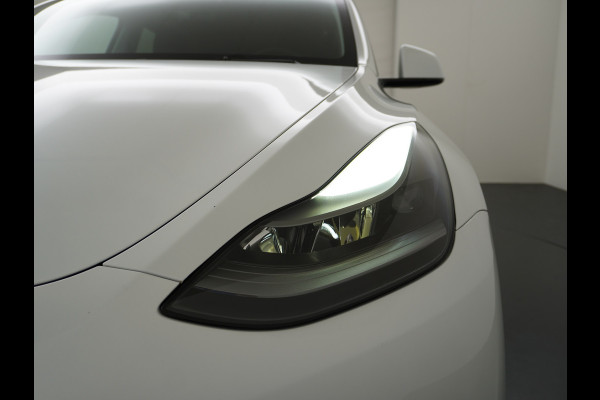 Tesla Model Y RWD 58kWh Lmv 19" Warmtepomp LFP-Accu Autopilot FSD-Computer 3 Leder Panoramadak Elektr.Stuur+Stoel+Verwarmd Navi Ecc Premium Au Camera's Elektr.AchterKlep Parkeer Assistent 2xContactloos-laden Sentry-Mode PrivacyGlas Bluetooth Dodehoek detector Connected services AMD-Ryzen Processor 1.600kg trekvermogen Origineel Nederlandse Auto Fabrieksgarantie t/m 31-12-2026 Garantie op Accu en Motor tot 04-08-2031 max. 160.000km 1e particuliere eigenaar!