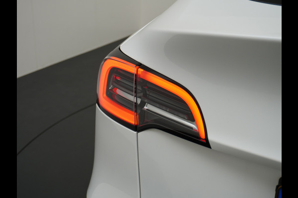Tesla Model Y RWD 58kWh Lmv 19" Warmtepomp LFP-Accu Autopilot FSD-Computer 3 Leder Panoramadak Elektr.Stuur+Stoel+Verwarmd Navi Ecc Premium Au Camera's Elektr.AchterKlep Parkeer Assistent 2xContactloos-laden Sentry-Mode PrivacyGlas Bluetooth Dodehoek detector Connected services AMD-Ryzen Processor 1.600kg trekvermogen Origineel Nederlandse Auto Fabrieksgarantie t/m 31-12-2026 Garantie op Accu en Motor tot 04-08-2031 max. 160.000km 1e particuliere eigenaar!