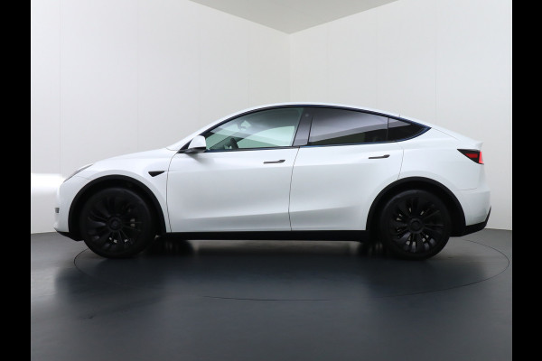 Tesla Model Y RWD 58kWh Lmv 19" Warmtepomp LFP-Accu Autopilot FSD-Computer 3 Leder Panoramadak Elektr.Stuur+Stoel+Verwarmd Navi Ecc Premium Au Camera's Elektr.AchterKlep Parkeer Assistent 2xContactloos-laden Sentry-Mode PrivacyGlas Bluetooth Dodehoek detector Connected services AMD-Ryzen Processor 1.600kg trekvermogen Origineel Nederlandse Auto Fabrieksgarantie t/m 31-12-2026 Garantie op Accu en Motor tot 04-08-2031 max. 160.000km 1e particuliere eigenaar!