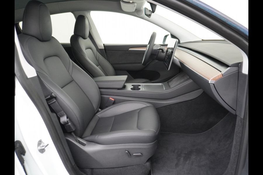 Tesla Model Y RWD 58kWh Lmv 19" Warmtepomp LFP-Accu Autopilot FSD-Computer 3 Leder Panoramadak Elektr.Stuur+Stoel+Verwarmd Navi Ecc Premium Au Camera's Elektr.AchterKlep Parkeer Assistent 2xContactloos-laden Sentry-Mode PrivacyGlas Bluetooth Dodehoek detector Connected services AMD-Ryzen Processor 1.600kg trekvermogen Origineel Nederlandse Auto Fabrieksgarantie t/m 31-12-2026 Garantie op Accu en Motor tot 04-08-2031 max. 160.000km 1e particuliere eigenaar!
