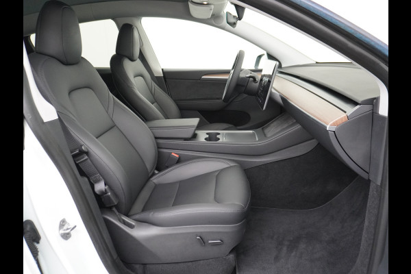 Tesla Model Y RWD 58kWh Lmv 19" Warmtepomp LFP-Accu Autopilot FSD-Computer 3 Leder Panoramadak Elektr.Stuur+Stoel+Verwarmd Navi Ecc Premium Au Camera's Elektr.AchterKlep Parkeer Assistent 2xContactloos-laden Sentry-Mode PrivacyGlas Bluetooth Dodehoek detector Connected services AMD-Ryzen Processor 1.600kg trekvermogen Origineel Nederlandse Auto Fabrieksgarantie t/m 31-12-2026 Garantie op Accu en Motor tot 04-08-2031 max. 160.000km 1e particuliere eigenaar!