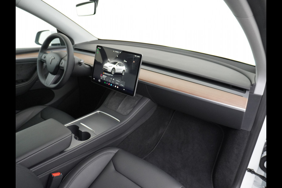 Tesla Model Y RWD 58kWh Lmv 19" Warmtepomp LFP-Accu Autopilot FSD-Computer 3 Leder Panoramadak Elektr.Stuur+Stoel+Verwarmd Navi Ecc Premium Au Camera's Elektr.AchterKlep Parkeer Assistent 2xContactloos-laden Sentry-Mode PrivacyGlas Bluetooth Dodehoek detector Connected services AMD-Ryzen Processor 1.600kg trekvermogen Origineel Nederlandse Auto Fabrieksgarantie t/m 31-12-2026 Garantie op Accu en Motor tot 04-08-2031 max. 160.000km 1e particuliere eigenaar!