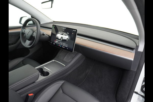 Tesla Model Y RWD 58kWh Lmv 19" Warmtepomp LFP-Accu Autopilot FSD-Computer 3 Leder Panoramadak Elektr.Stuur+Stoel+Verwarmd Navi Ecc Premium Au Camera's Elektr.AchterKlep Parkeer Assistent 2xContactloos-laden Sentry-Mode PrivacyGlas Bluetooth Dodehoek detector Connected services AMD-Ryzen Processor 1.600kg trekvermogen Origineel Nederlandse Auto Fabrieksgarantie t/m 31-12-2026 Garantie op Accu en Motor tot 04-08-2031 max. 160.000km 1e particuliere eigenaar!
