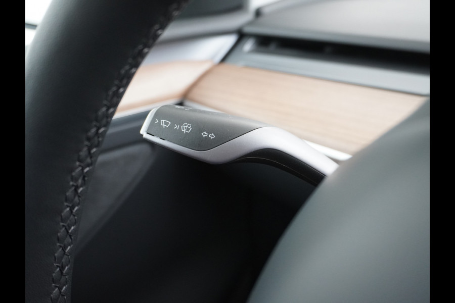 Tesla Model Y RWD 58kWh Lmv 19" Warmtepomp LFP-Accu Autopilot FSD-Computer 3 Leder Panoramadak Elektr.Stuur+Stoel+Verwarmd Navi Ecc Premium Au Camera's Elektr.AchterKlep Parkeer Assistent 2xContactloos-laden Sentry-Mode PrivacyGlas Bluetooth Dodehoek detector Connected services AMD-Ryzen Processor 1.600kg trekvermogen Origineel Nederlandse Auto Fabrieksgarantie t/m 31-12-2026 Garantie op Accu en Motor tot 04-08-2031 max. 160.000km 1e particuliere eigenaar!