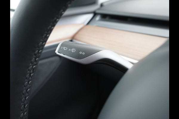 Tesla Model Y RWD 58kWh Lmv 19" Warmtepomp LFP-Accu Autopilot FSD-Computer 3 Leder Panoramadak Elektr.Stuur+Stoel+Verwarmd Navi Ecc Premium Au Camera's Elektr.AchterKlep Parkeer Assistent 2xContactloos-laden Sentry-Mode PrivacyGlas Bluetooth Dodehoek detector Connected services AMD-Ryzen Processor 1.600kg trekvermogen Origineel Nederlandse Auto Fabrieksgarantie t/m 31-12-2026 Garantie op Accu en Motor tot 04-08-2031 max. 160.000km 1e particuliere eigenaar!