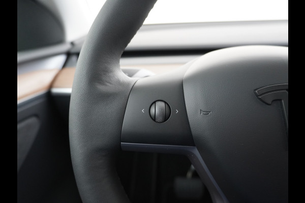 Tesla Model Y RWD 58kWh Lmv 19" Warmtepomp LFP-Accu Autopilot FSD-Computer 3 Leder Panoramadak Elektr.Stuur+Stoel+Verwarmd Navi Ecc Premium Au Camera's Elektr.AchterKlep Parkeer Assistent 2xContactloos-laden Sentry-Mode PrivacyGlas Bluetooth Dodehoek detector Connected services AMD-Ryzen Processor 1.600kg trekvermogen Origineel Nederlandse Auto Fabrieksgarantie t/m 31-12-2026 Garantie op Accu en Motor tot 04-08-2031 max. 160.000km 1e particuliere eigenaar!