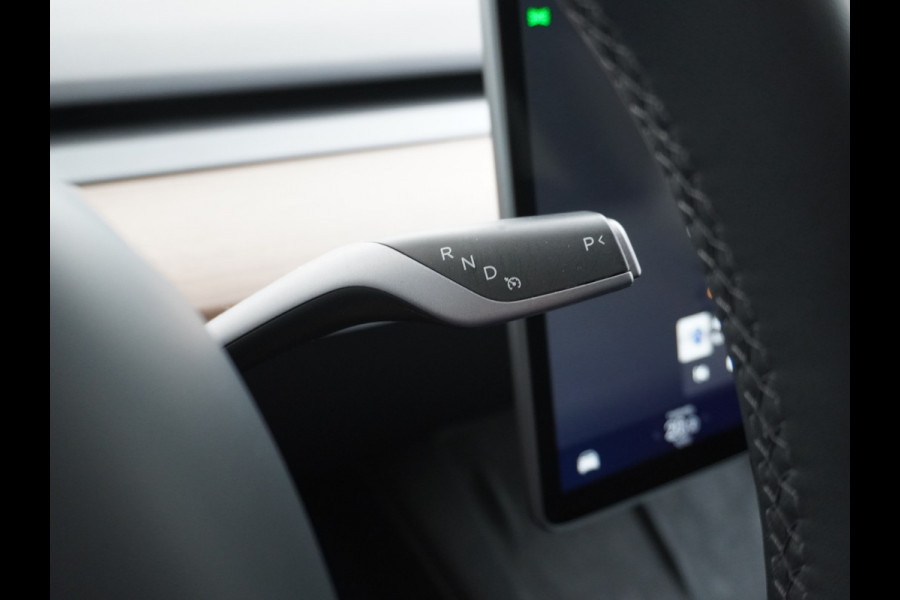 Tesla Model Y RWD 58kWh Lmv 19" Warmtepomp LFP-Accu Autopilot FSD-Computer 3 Leder Panoramadak Elektr.Stuur+Stoel+Verwarmd Navi Ecc Premium Au Camera's Elektr.AchterKlep Parkeer Assistent 2xContactloos-laden Sentry-Mode PrivacyGlas Bluetooth Dodehoek detector Connected services AMD-Ryzen Processor 1.600kg trekvermogen Origineel Nederlandse Auto Fabrieksgarantie t/m 31-12-2026 Garantie op Accu en Motor tot 04-08-2031 max. 160.000km 1e particuliere eigenaar!