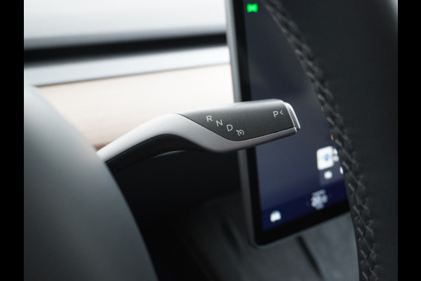 Tesla Model Y RWD 58kWh Lmv 19" Warmtepomp LFP-Accu Autopilot FSD-Computer 3 Leder Panoramadak Elektr.Stuur+Stoel+Verwarmd Navi Ecc Premium Au Camera's Elektr.AchterKlep Parkeer Assistent 2xContactloos-laden Sentry-Mode PrivacyGlas Bluetooth Dodehoek detector Connected services AMD-Ryzen Processor 1.600kg trekvermogen Origineel Nederlandse Auto Fabrieksgarantie t/m 31-12-2026 Garantie op Accu en Motor tot 04-08-2031 max. 160.000km 1e particuliere eigenaar!
