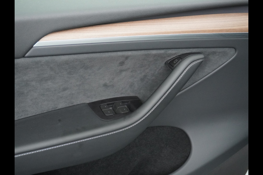 Tesla Model Y RWD 58kWh Lmv 19" Warmtepomp LFP-Accu Autopilot FSD-Computer 3 Leder Panoramadak Elektr.Stuur+Stoel+Verwarmd Navi Ecc Premium Au Camera's Elektr.AchterKlep Parkeer Assistent 2xContactloos-laden Sentry-Mode PrivacyGlas Bluetooth Dodehoek detector Connected services AMD-Ryzen Processor 1.600kg trekvermogen Origineel Nederlandse Auto Fabrieksgarantie t/m 31-12-2026 Garantie op Accu en Motor tot 04-08-2031 max. 160.000km 1e particuliere eigenaar!