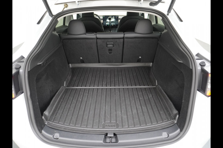 Tesla Model Y RWD 58kWh Lmv 19" Warmtepomp LFP-Accu Autopilot FSD-Computer 3 Leder Panoramadak Elektr.Stuur+Stoel+Verwarmd Navi Ecc Premium Au Camera's Elektr.AchterKlep Parkeer Assistent 2xContactloos-laden Sentry-Mode PrivacyGlas Bluetooth Dodehoek detector Connected services AMD-Ryzen Processor 1.600kg trekvermogen Origineel Nederlandse Auto Fabrieksgarantie t/m 31-12-2026 Garantie op Accu en Motor tot 04-08-2031 max. 160.000km 1e particuliere eigenaar!