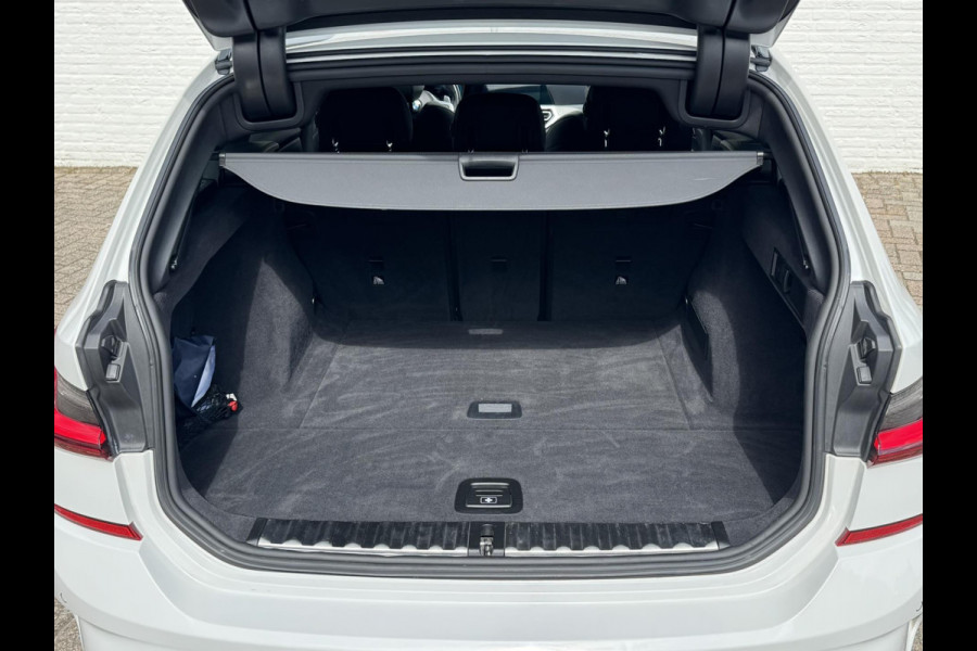BMW 3 Serie Touring 320i High Exec. M-Sport individual Sfeer Leder Camera Pdc v+a Trekhaak Led