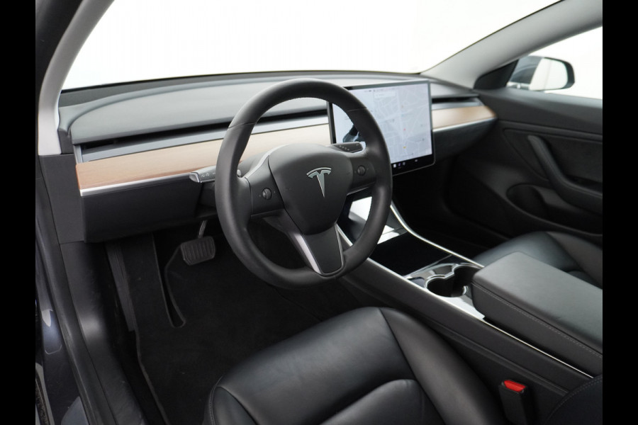 Tesla Model 3 RWD SR+ 60kWh 325PK FSD 2.5-Computer Priv.Glas Lmv 19" AutoPilot Leder PanoDak Adaptive-Cruise Lmv Camera's Elektr.-Stuur+Stoele Navi LED Comfortstoelen ACC DAB GSM-Sleutel+Voorverwarmen interieur via App One-Pedal-Drive Origineel Nederlandse auto tot 11kw laden thuis! Garantie Accu tot 30-09-2027 max 160.000km 1.584kg licht! (23 euro belasting p/m)
