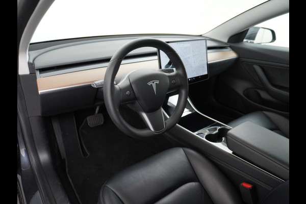 Tesla Model 3 RWD SR+ 60kWh 325PK FSD 2.5-Computer Priv.Glas Lmv 19" AutoPilot Leder PanoDak Adaptive-Cruise Lmv Camera's Elektr.-Stuur+Stoele Navi LED Comfortstoelen ACC DAB GSM-Sleutel+Voorverwarmen interieur via App One-Pedal-Drive Origineel Nederlandse auto tot 11kw laden thuis! Garantie Accu tot 30-09-2027 max 160.000km 1.584kg licht! (23 euro belasting p/m)