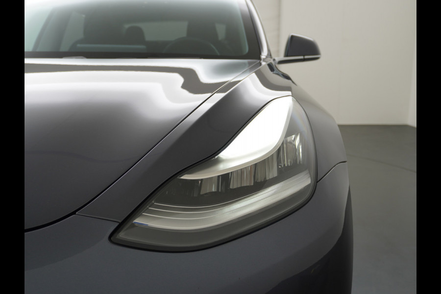 Tesla Model 3 RWD SR+ 60kWh 325PK FSD 2.5-Computer Priv.Glas Lmv 19" AutoPilot Leder PanoDak Adaptive-Cruise Lmv Camera's Elektr.-Stuur+Stoele Navi LED Comfortstoelen ACC DAB GSM-Sleutel+Voorverwarmen interieur via App One-Pedal-Drive Origineel Nederlandse auto tot 11kw laden thuis! Garantie Accu tot 30-09-2027 max 160.000km 1.584kg licht! (23 euro belasting p/m)