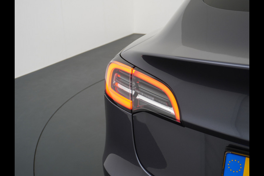 Tesla Model 3 RWD SR+ 60kWh 325PK FSD 2.5-Computer Priv.Glas Lmv 19" AutoPilot Leder PanoDak Adaptive-Cruise Lmv Camera's Elektr.-Stuur+Stoele Navi LED Comfortstoelen ACC DAB GSM-Sleutel+Voorverwarmen interieur via App One-Pedal-Drive Origineel Nederlandse auto tot 11kw laden thuis! Garantie Accu tot 30-09-2027 max 160.000km 1.584kg licht! (23 euro belasting p/m)