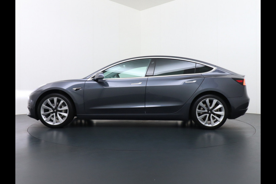 Tesla Model 3 RWD SR+ 60kWh 325PK FSD 2.5-Computer Priv.Glas Lmv 19" AutoPilot Leder PanoDak Adaptive-Cruise Lmv Camera's Elektr.-Stuur+Stoele Navi LED Comfortstoelen ACC DAB GSM-Sleutel+Voorverwarmen interieur via App One-Pedal-Drive Origineel Nederlandse auto tot 11kw laden thuis! Garantie Accu tot 30-09-2027 max 160.000km 1.584kg licht! (23 euro belasting p/m)