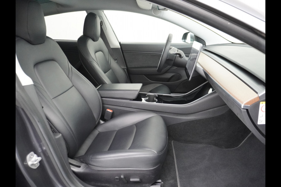 Tesla Model 3 RWD SR+ 60kWh 325PK FSD 2.5-Computer Priv.Glas Lmv 19" AutoPilot Leder PanoDak Adaptive-Cruise Lmv Camera's Elektr.-Stuur+Stoele Navi LED Comfortstoelen ACC DAB GSM-Sleutel+Voorverwarmen interieur via App One-Pedal-Drive Origineel Nederlandse auto tot 11kw laden thuis! Garantie Accu tot 30-09-2027 max 160.000km 1.584kg licht! (23 euro belasting p/m)