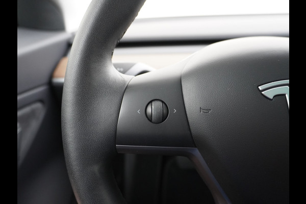Tesla Model 3 RWD SR+ 60kWh 325PK FSD 2.5-Computer Priv.Glas Lmv 19" AutoPilot Leder PanoDak Adaptive-Cruise Lmv Camera's Elektr.-Stuur+Stoele Navi LED Comfortstoelen ACC DAB GSM-Sleutel+Voorverwarmen interieur via App One-Pedal-Drive Origineel Nederlandse auto tot 11kw laden thuis! Garantie Accu tot 30-09-2027 max 160.000km 1.584kg licht! (23 euro belasting p/m)