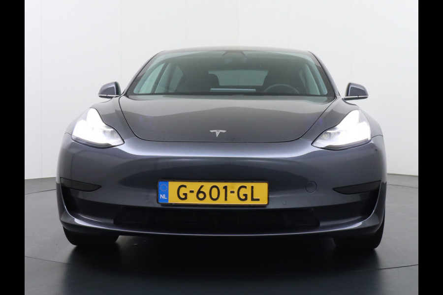 Tesla Model 3 RWD SR+ 60kWh 325PK FSD 2.5-Computer Priv.Glas Lmv 19" AutoPilot Leder PanoDak Adaptive-Cruise Lmv Camera's Elektr.-Stuur+Stoele Navi LED Comfortstoelen ACC DAB GSM-Sleutel+Voorverwarmen interieur via App One-Pedal-Drive Origineel Nederlandse auto tot 11kw laden thuis! Garantie Accu tot 30-09-2027 max 160.000km 1.584kg licht! (23 euro belasting p/m)