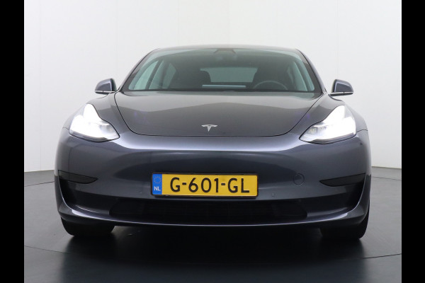 Tesla Model 3 RWD SR+ 60kWh 325PK FSD 2.5-Computer Priv.Glas Lmv 19" AutoPilot Leder PanoDak Adaptive-Cruise Lmv Camera's Elektr.-Stuur+Stoele Navi LED Comfortstoelen ACC DAB GSM-Sleutel+Voorverwarmen interieur via App One-Pedal-Drive Origineel Nederlandse auto tot 11kw laden thuis! Garantie Accu tot 30-09-2027 max 160.000km 1.584kg licht! (23 euro belasting p/m)