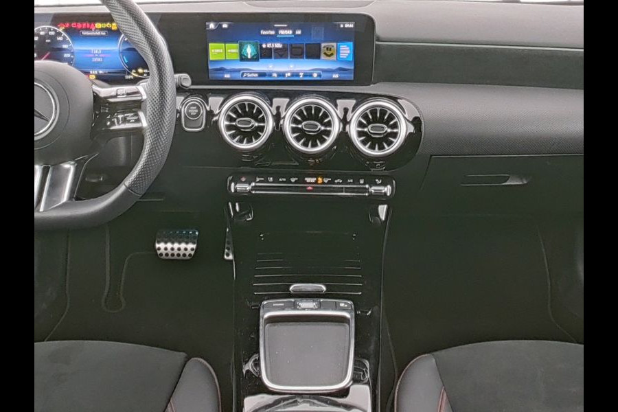 Mercedes-Benz A-Klasse 250 e AMG Face Lift Plug-In Hybride | AMG Line Advanced Plus | Night Pakket | Trekhaak Sfeerverlichting | Stuur en Stoelverwarming | Inclusief 24 maanden MB Certified garantie voor Europa.