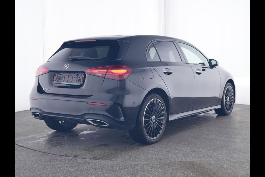 Mercedes-Benz A-Klasse 250 e AMG Face Lift Plug-In Hybride | AMG Line Advanced Plus | Night Pakket | Trekhaak Sfeerverlichting | Stuur en Stoelverwarming | Inclusief 24 maanden MB Certified garantie voor Europa.