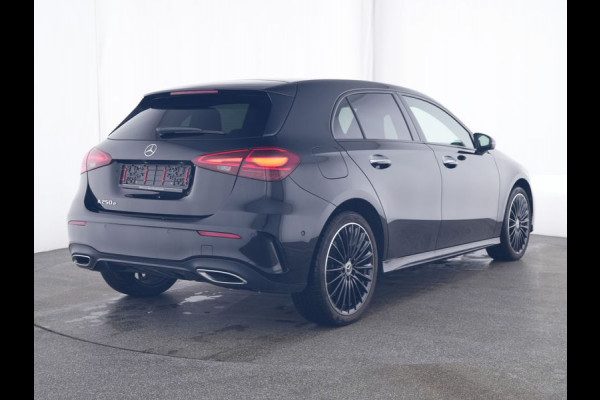 Mercedes-Benz A-Klasse 250 e AMG Face Lift Plug-In Hybride | AMG Line Advanced Plus | Night Pakket | Trekhaak Sfeerverlichting | Stuur en Stoelverwarming | Inclusief 24 maanden MB Certified garantie voor Europa.