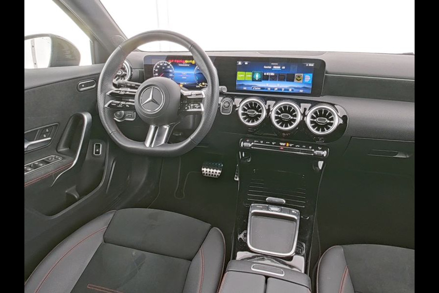 Mercedes-Benz A-Klasse 250 e AMG Face Lift Plug-In Hybride | AMG Line Advanced Plus | Night Pakket | Trekhaak Sfeerverlichting | Stuur en Stoelverwarming | Inclusief 24 maanden MB Certified garantie voor Europa.