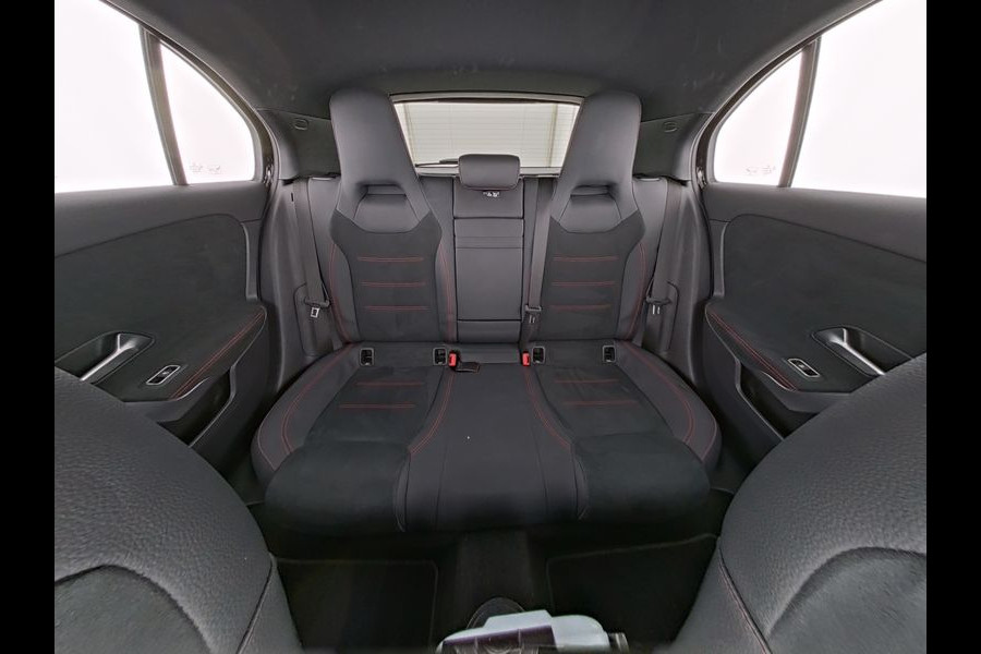 Mercedes-Benz A-Klasse 250 e AMG Face Lift Plug-In Hybride | AMG Line Advanced Plus | Night Pakket | Trekhaak Sfeerverlichting | Stuur en Stoelverwarming | Inclusief 24 maanden MB Certified garantie voor Europa.