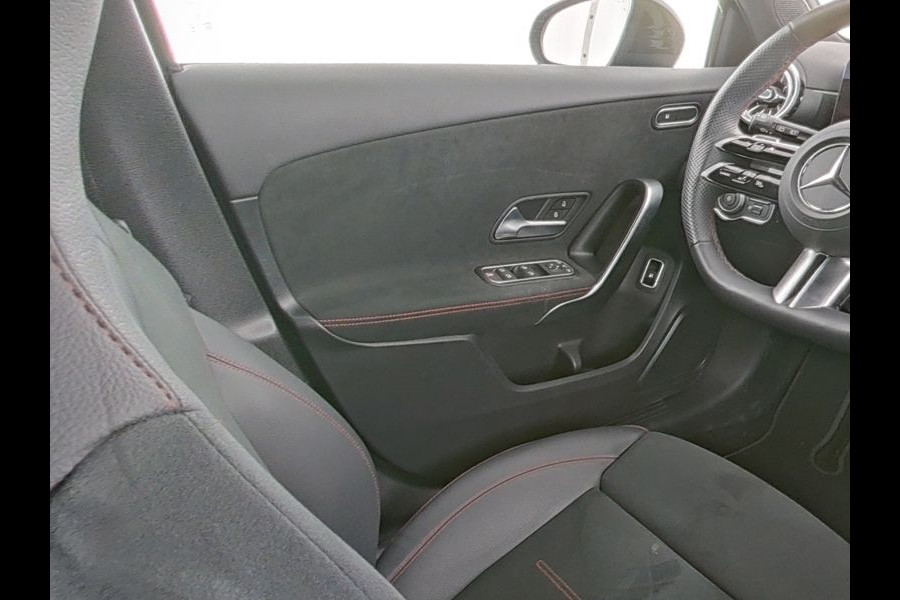 Mercedes-Benz A-Klasse 250 e AMG Face Lift Plug-In Hybride | AMG Line Advanced Plus | Night Pakket | Trekhaak Sfeerverlichting | Stuur en Stoelverwarming | Inclusief 24 maanden MB Certified garantie voor Europa.